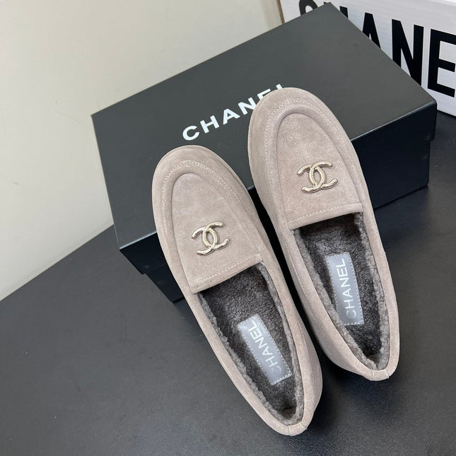 LOAFER IN KHAKI BROWN SUEDE AND SOLF FLEECE LINING