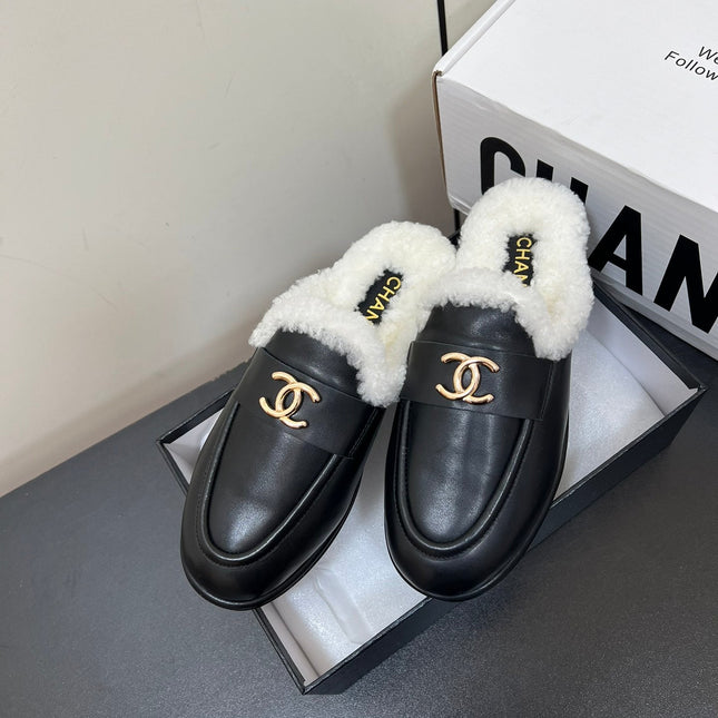 LOAFERS MULE IN BLACK CALFSKIN AND WHITE FLEECE LINING