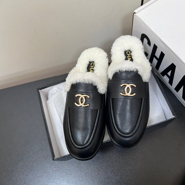 LOAFERS MULE IN BLACK CALFSKIN AND WHITE FLEECE LINING