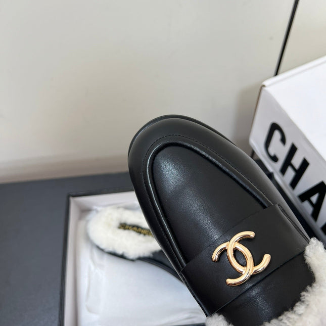 LOAFERS MULE IN BLACK CALFSKIN AND WHITE FLEECE LINING