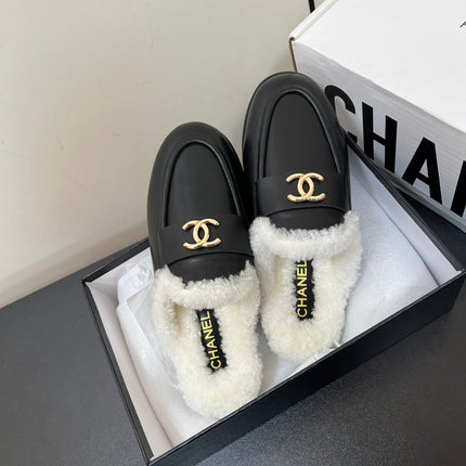 LOAFERS MULE IN BLACK CALFSKIN AND WHITE FLEECE LINING