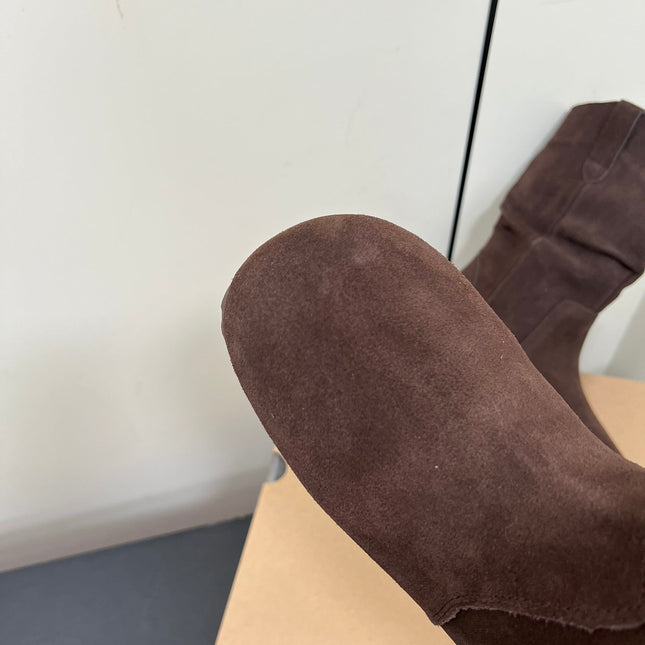 STACKED WRINKLE SHORT BOOTS IN HICKORY BROWN SUEDE