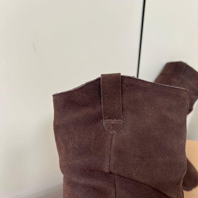 STACKED WRINKLE SHORT BOOTS IN HICKORY BROWN SUEDE