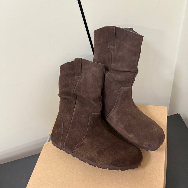 STACKED WRINKLE SHORT BOOTS IN HICKORY BROWN SUEDE