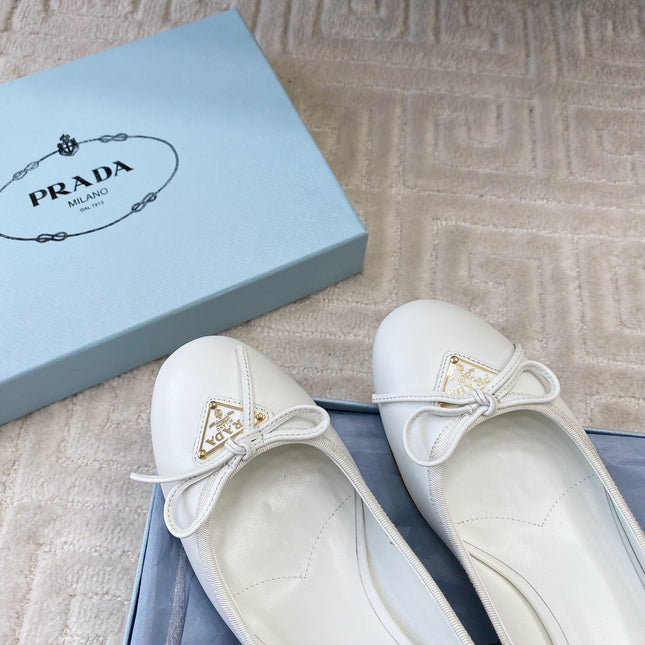 BALLERINA PUMPS WITH TRIANGLE LOGO AND BOW IN WHITE CALFSKIN