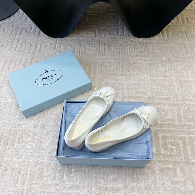 BALLERINA PUMPS WITH TRIANGLE LOGO AND BOW IN WHITE CALFSKIN