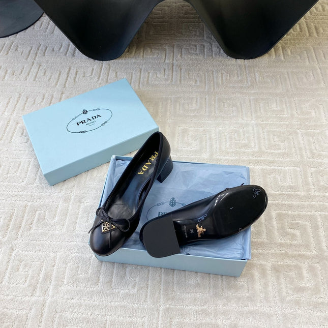 BALLERINA PUMPS WITH TRIANGLE LOGO AND BOW IN BLACK CALFSKIN