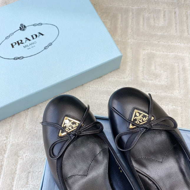BALLERINA PUMPS WITH TRIANGLE LOGO AND BOW IN BLACK CALFSKIN