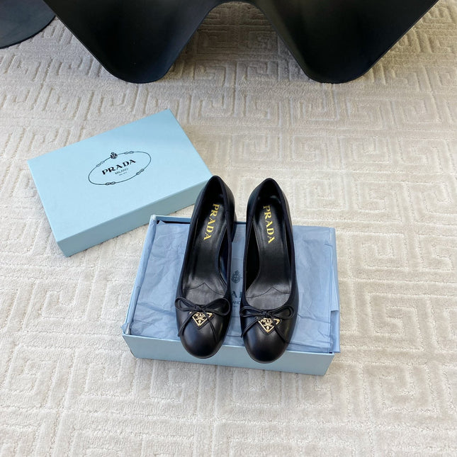 BALLERINA PUMPS WITH TRIANGLE LOGO AND BOW IN BLACK CALFSKIN