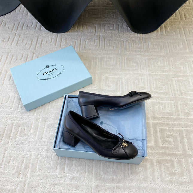 BALLERINA PUMPS WITH TRIANGLE LOGO AND BOW IN BLACK CALFSKIN