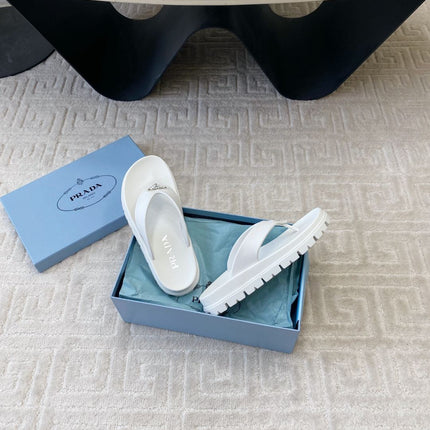 THICK-SOLED FLIP FLOPS IN WHITE RUBBER