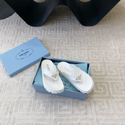 THICK-SOLED FLIP FLOPS IN WHITE RUBBER