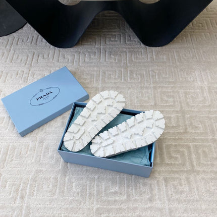 THICK-SOLED FLIP FLOPS IN WHITE RUBBER