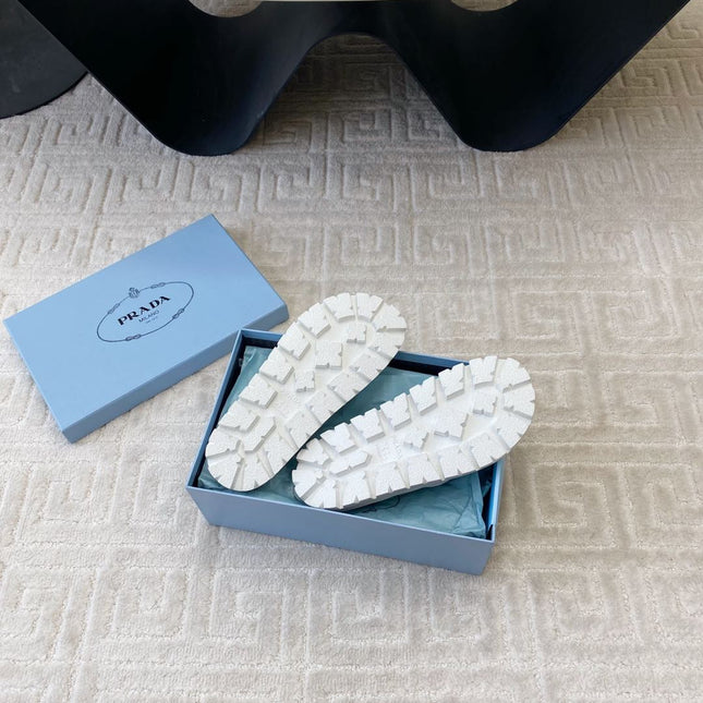 THICK-SOLED FLIP FLOPS IN WHITE RUBBER