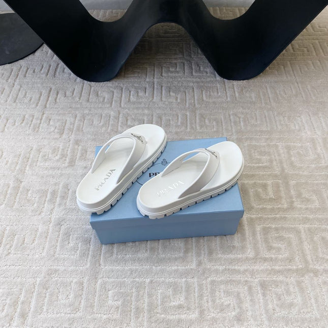 THICK-SOLED FLIP FLOPS IN WHITE RUBBER