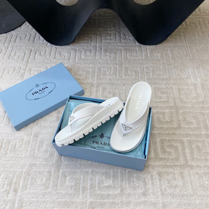 THICK-SOLED FLIP FLOPS IN WHITE RUBBER