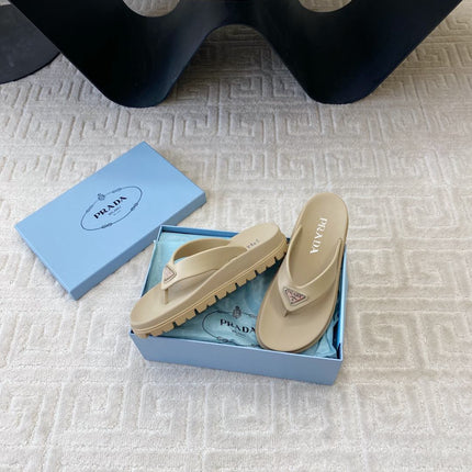 THICK-SOLED FLIP FLOPS IN ECRU BEIGE RUBBER