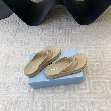 THICK-SOLED FLIP FLOPS IN ECRU BEIGE RUBBER