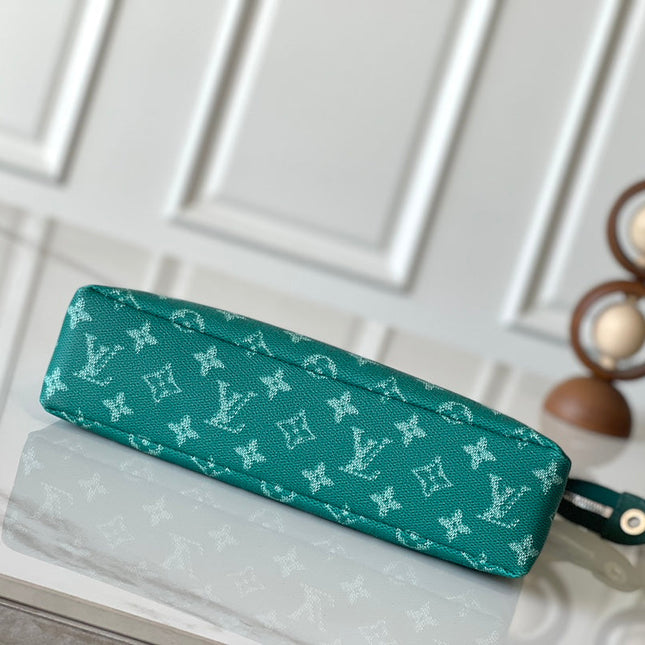POCHETTE VOYAGE SOUPLE 32 IN GREEN MONOGRAM HERITAGE CANVAS
