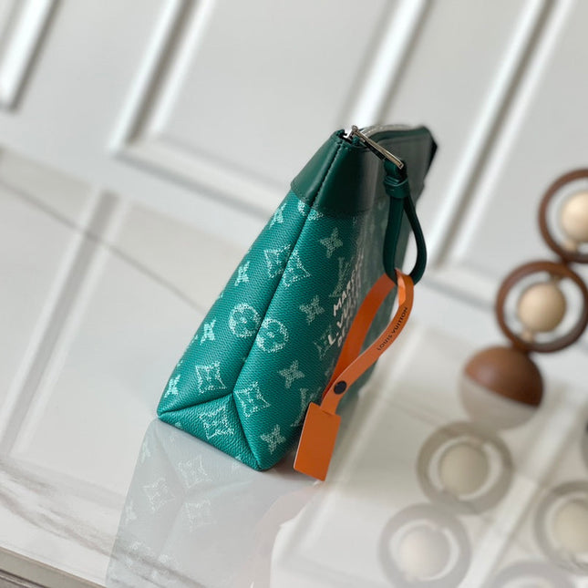 POCHETTE VOYAGE SOUPLE 32 IN GREEN MONOGRAM HERITAGE CANVAS