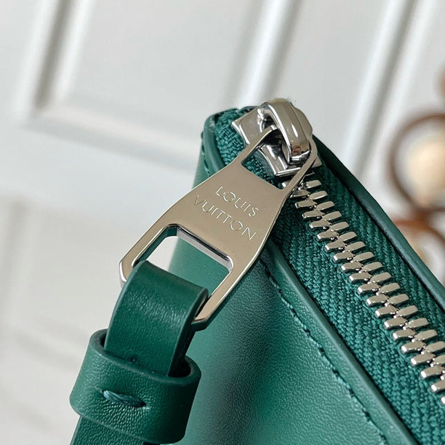 POCHETTE VOYAGE SOUPLE 32 IN GREEN MONOGRAM HERITAGE CANVAS