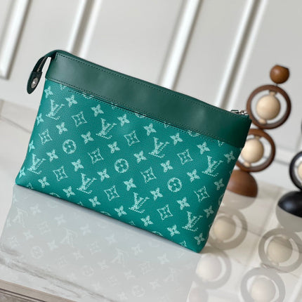 POCHETTE VOYAGE SOUPLE 32 IN GREEN MONOGRAM HERITAGE CANVAS