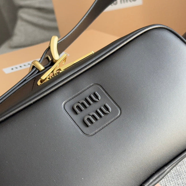 BAGUETTE 25 BAG IN BLACK CALFSKIN