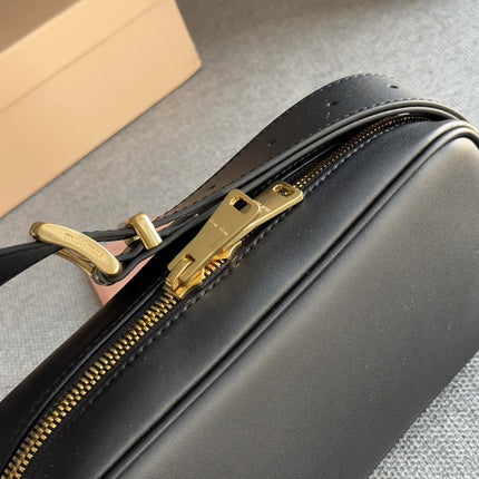 BAGUETTE 25 BAG IN BLACK CALFSKIN