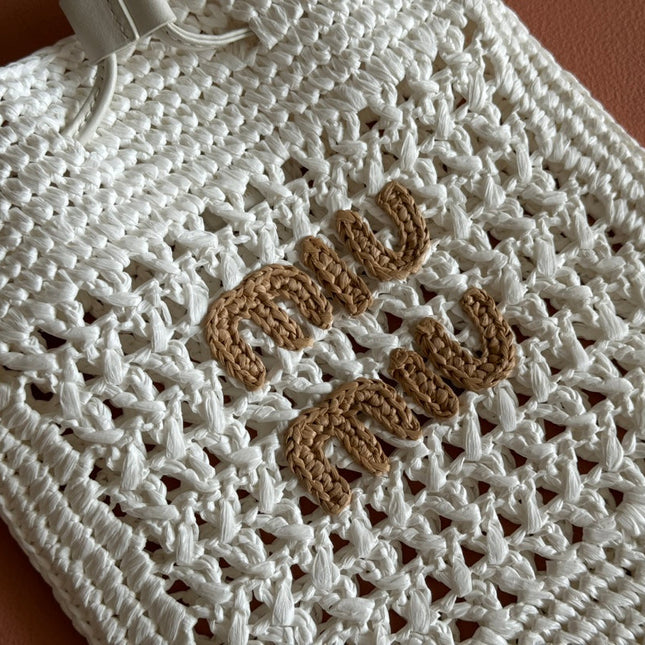WANDER BUCKET BAG 23 WHITE IN RAFFIA WITH LEATHER TRIM
