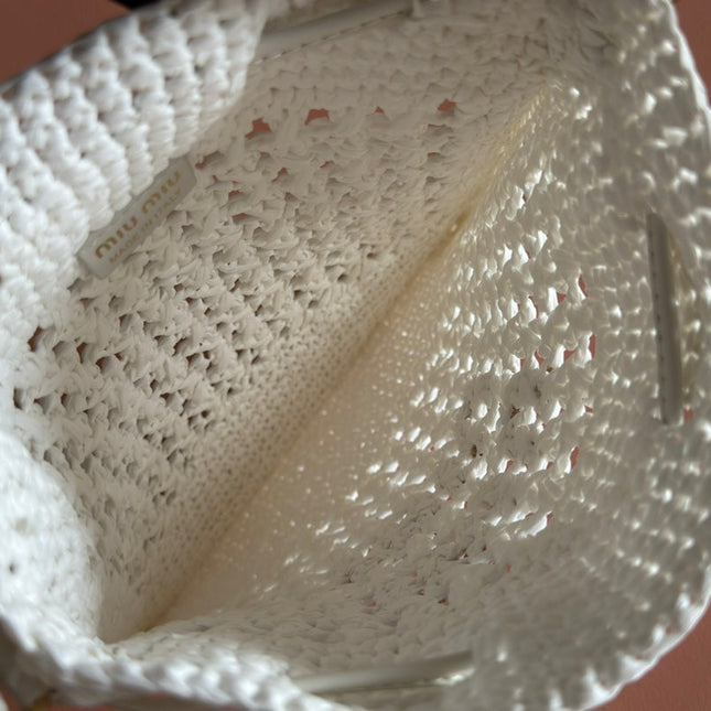 WANDER BUCKET BAG 23 WHITE IN RAFFIA WITH LEATHER TRIM