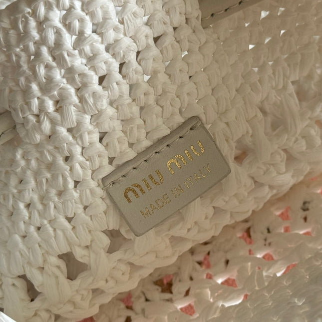 WANDER BUCKET BAG 23 WHITE IN RAFFIA WITH LEATHER TRIM
