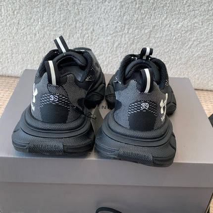 UNDER ARMOUR 3XL KNIT SNEAKER IN BLACK AND WHITE POLYESTER