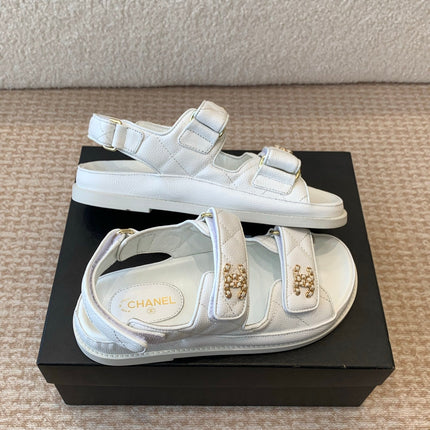 DAD SANDAL IN WHITE SHEEPSKIN