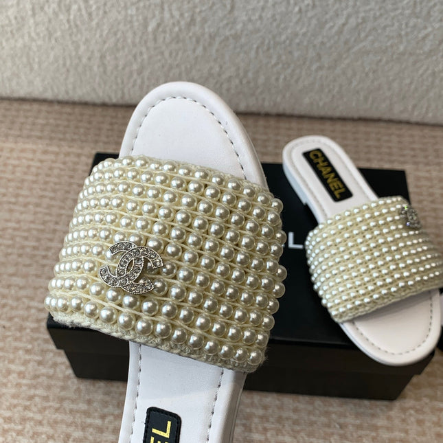 FLAT SLIDE IN WHITE LAMBSKIN WITH PEARLS