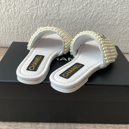 FLAT SLIDE IN WHITE LAMBSKIN WITH PEARLS