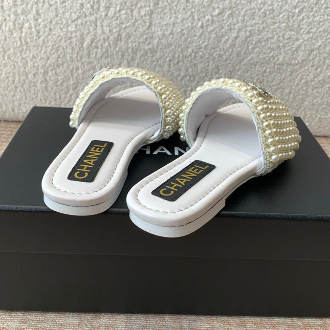 FLAT SLIDE IN WHITE LAMBSKIN WITH PEARLS