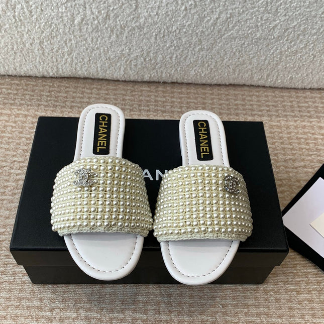 FLAT SLIDE IN WHITE LAMBSKIN WITH PEARLS