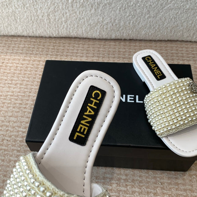 FLAT SLIDE IN WHITE LAMBSKIN WITH PEARLS