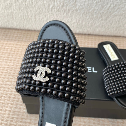 FLAT SLIDE IN BLACK LAMBSKIN WITH PEARLS