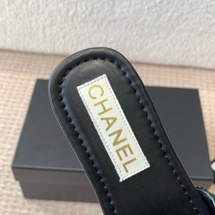 FLAT SLIDE IN BLACK LAMBSKIN WITH PEARLS