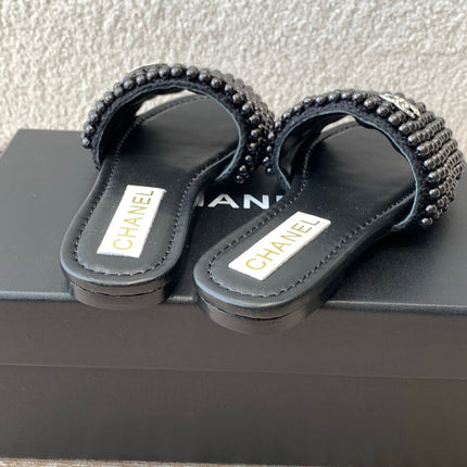 FLAT SLIDE IN BLACK LAMBSKIN WITH PEARLS