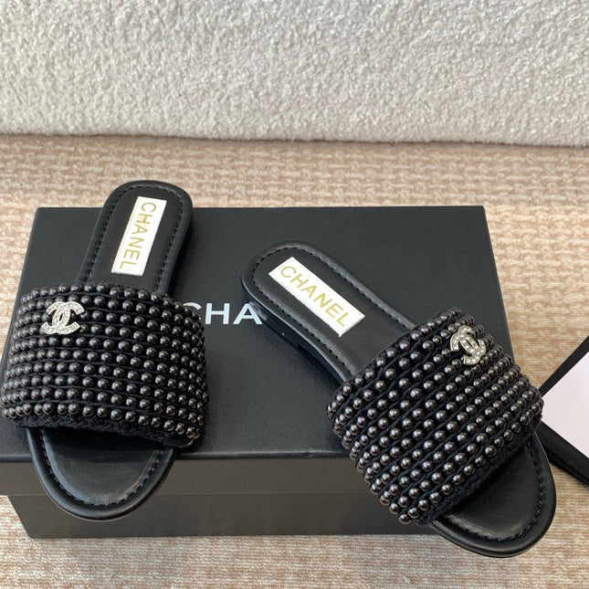 FLAT SLIDE IN BLACK LAMBSKIN WITH PEARLS