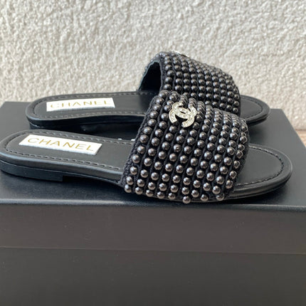 FLAT SLIDE IN BLACK LAMBSKIN WITH PEARLS