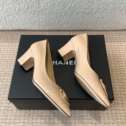 MID-HEEL PUMPS IN BISQUE BEIGE PATENT CALFSKIN