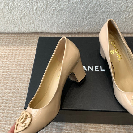 MID-HEEL PUMPS IN BISQUE BEIGE PATENT CALFSKIN