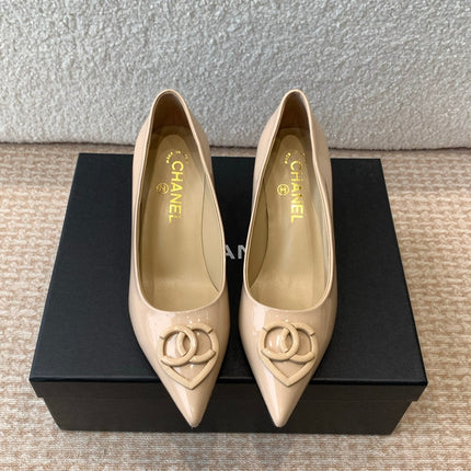 MID-HEEL PUMPS IN BISQUE BEIGE PATENT CALFSKIN