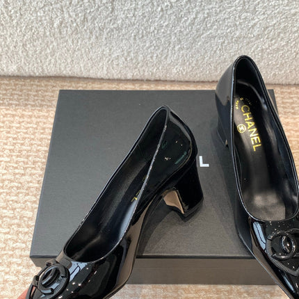 MID-HEEL PUMPS IN BLACK PATENT CALFSKIN