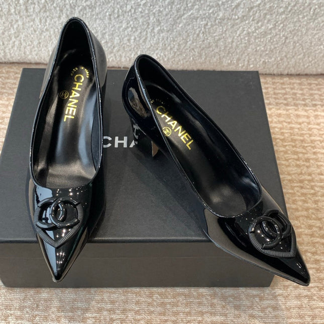 MID-HEEL PUMPS IN BLACK PATENT CALFSKIN