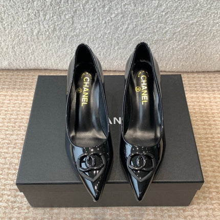 MID-HEEL PUMPS IN BLACK PATENT CALFSKIN