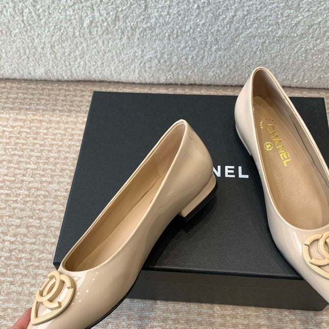 FLAT PUMPS IN BISQUE BEIGE PATENT CALFSKIN